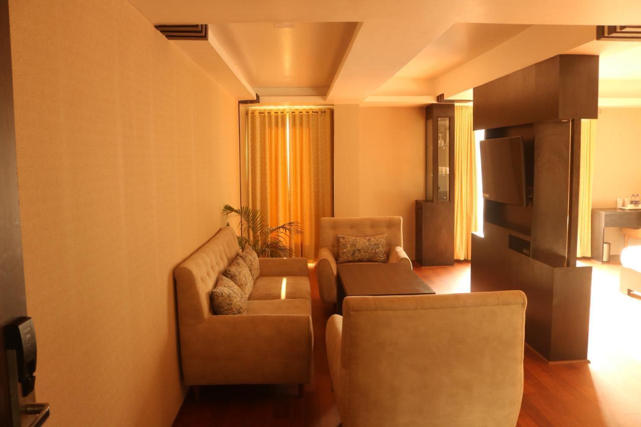 Hotel The Kalyaniz Guwahati Buitenkant foto